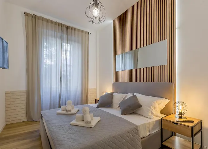 Imperium House - appartamento con giardino privato, 3 minuti da Metro Piazza Bologna, A-C,